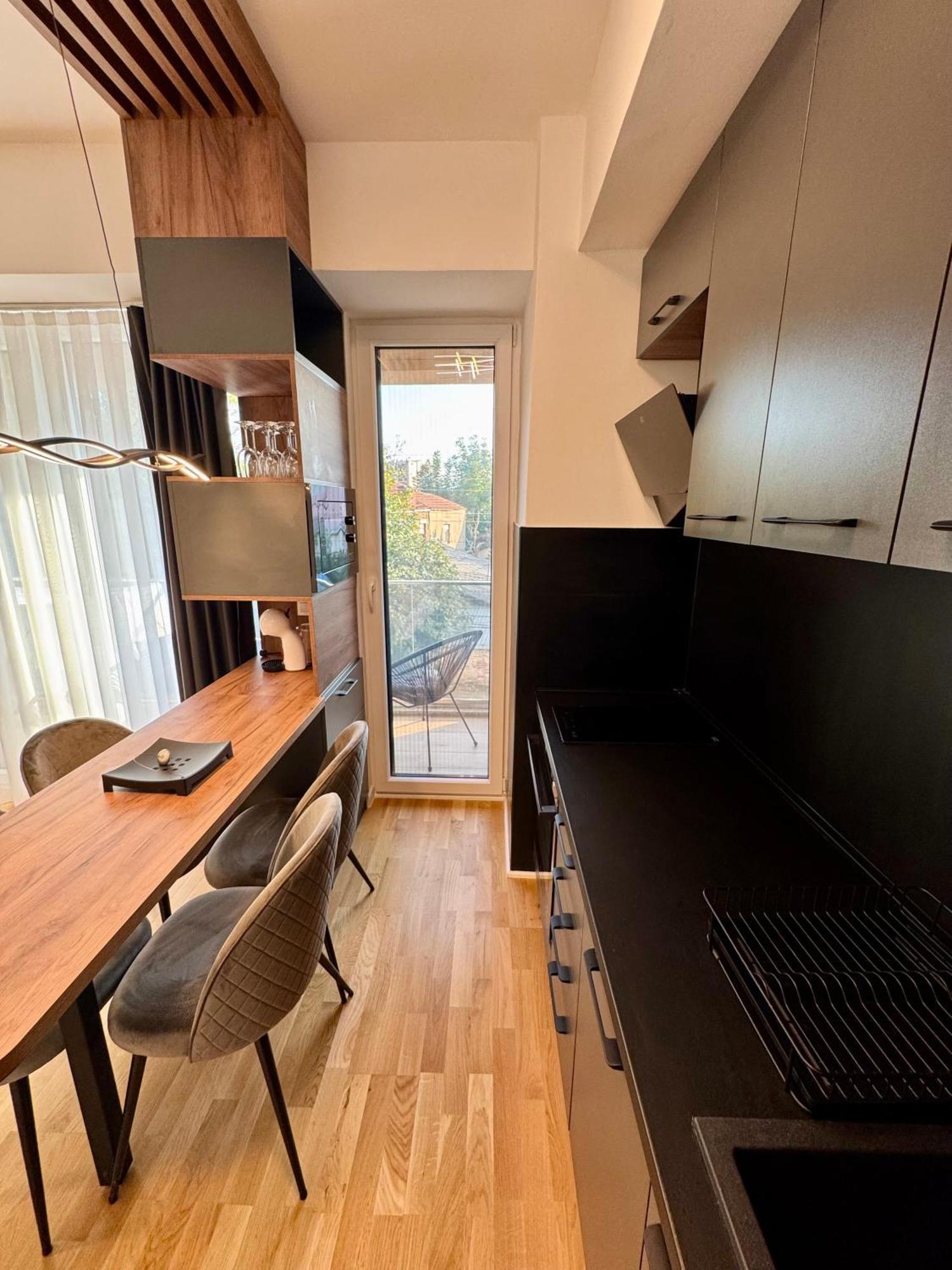 Downtown Riverside Apartments Скопье Экстерьер фото